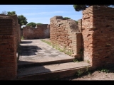 08506 ostia - regio v - insula iii - caseggiato dei lottatori (v,iii,1) (haus der ringer) - eingang von der via delle ermette.jpg